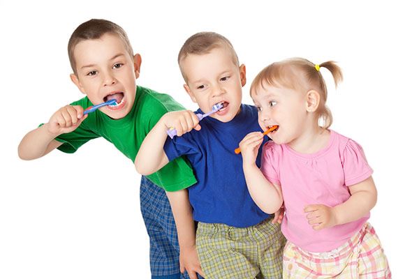 children brushing their teeth